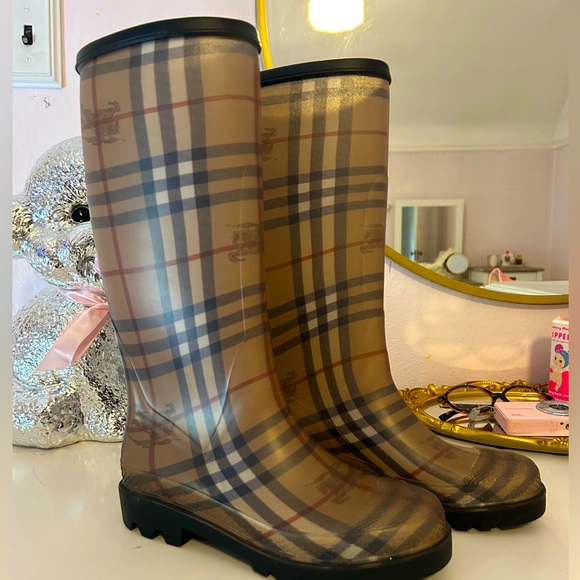 Vintage Burberry rain boots! - Picture 1 of 2